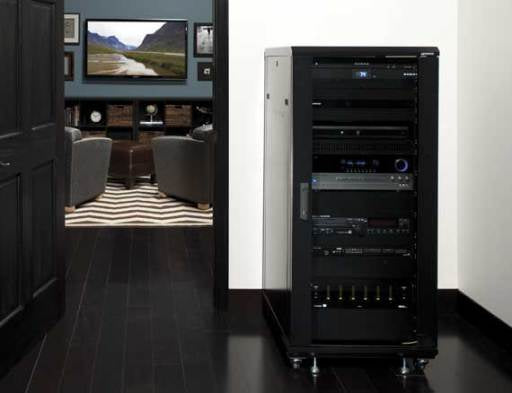 SANUS CFR2127 – Freistehendes Rack 27U, 340,2 kg Traglast, Lenkrollen, Schwarz