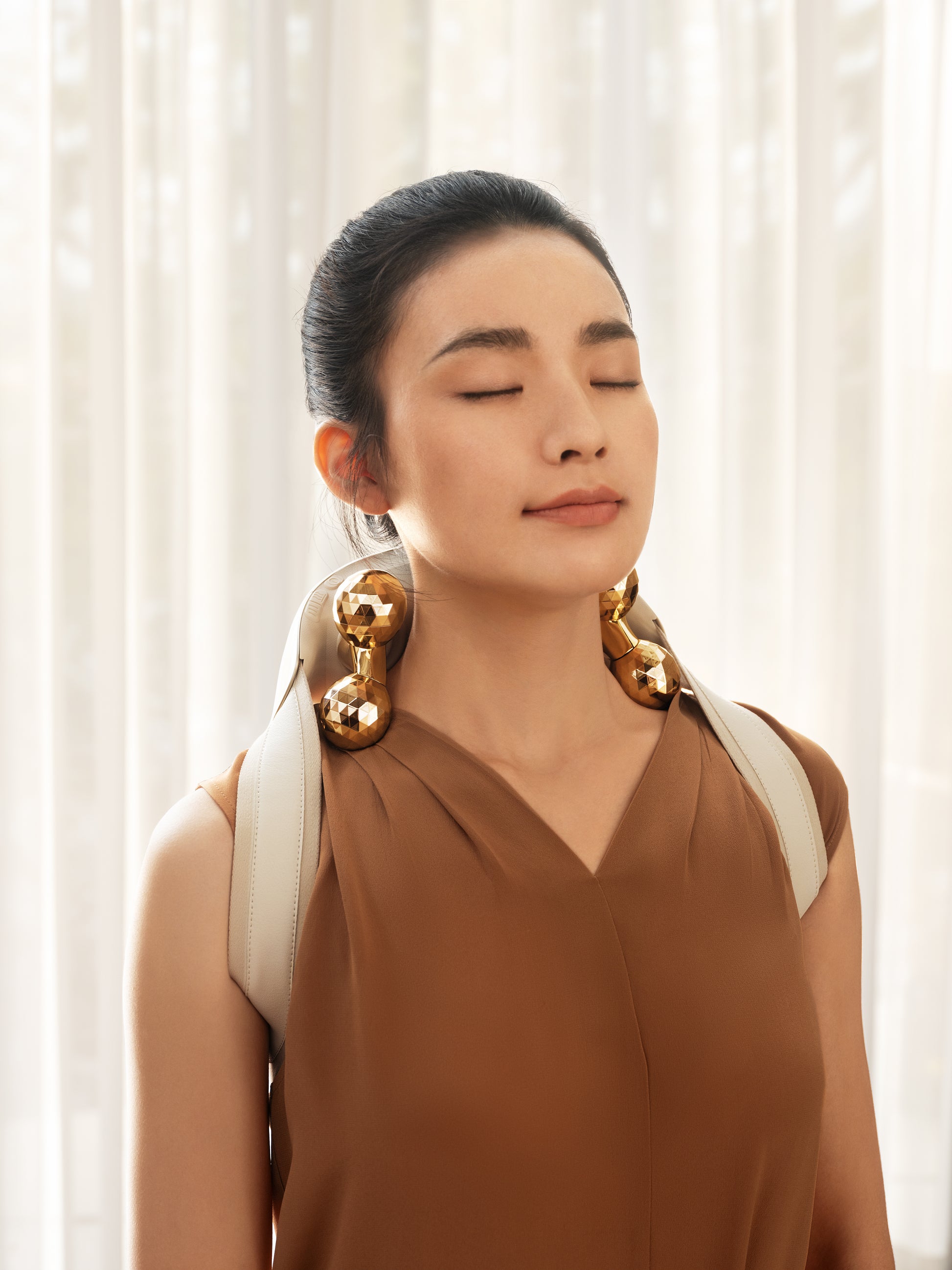 SKG Schulter- und Nackenmassagegerät H7 Ultra-E – Rollenmassage, mit Wärmefunktion – Akku – Gold