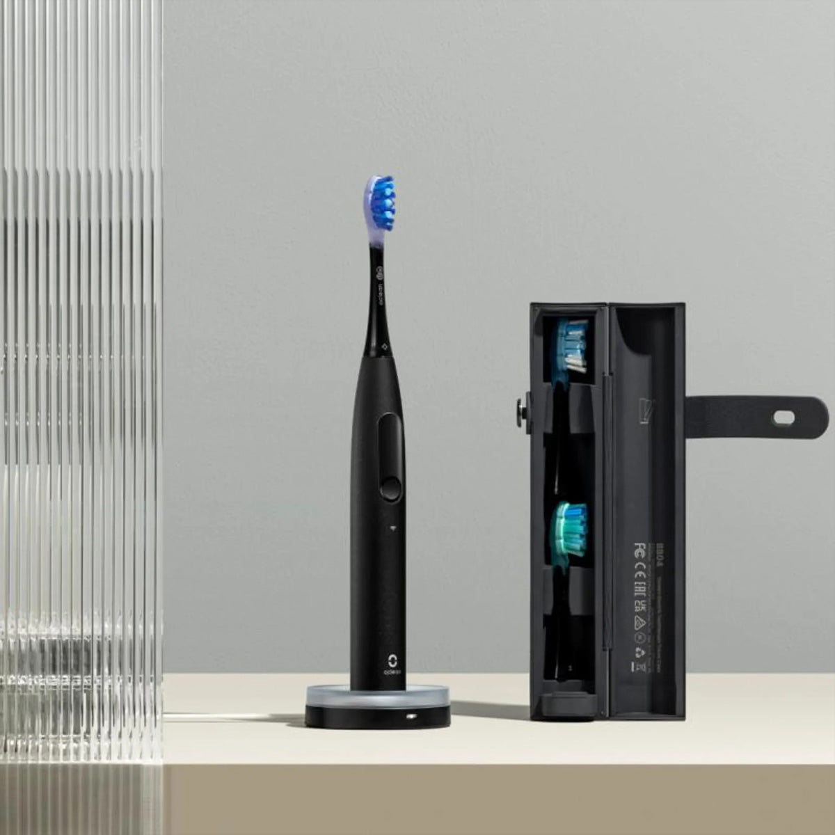 Oclean Schallzahnbürste V8100 – Smart-Touchscreen, 84’000 Bewegungen/min – 3 Bürstenköpfe, Reiseetui – Schwarz