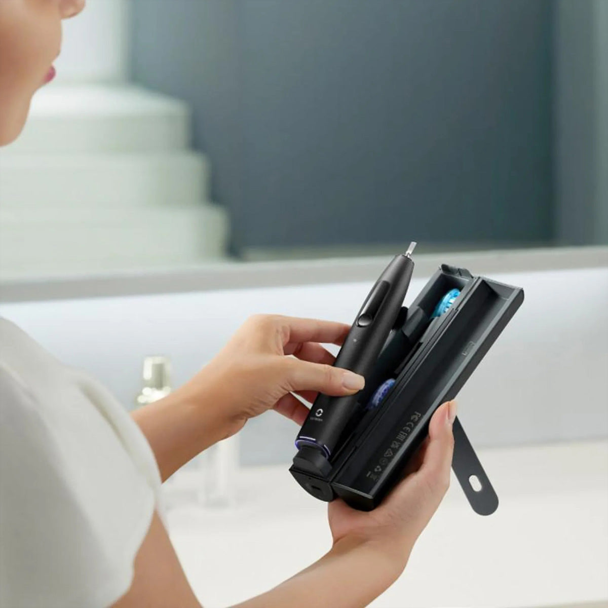 Oclean Schallzahnbürste V8100 – Smart-Touchscreen, 84’000 Bewegungen/min – 3 Bürstenköpfe, Reiseetui – Schwarz
