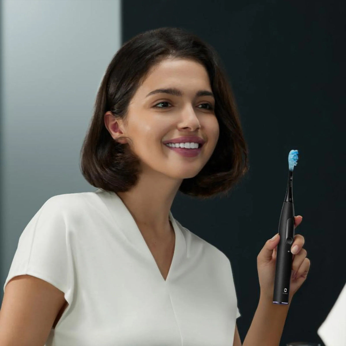 Oclean Schallzahnbürste V8100 – Smart-Touchscreen, 84’000 Bewegungen/min – 3 Bürstenköpfe, Reiseetui – Schwarz
