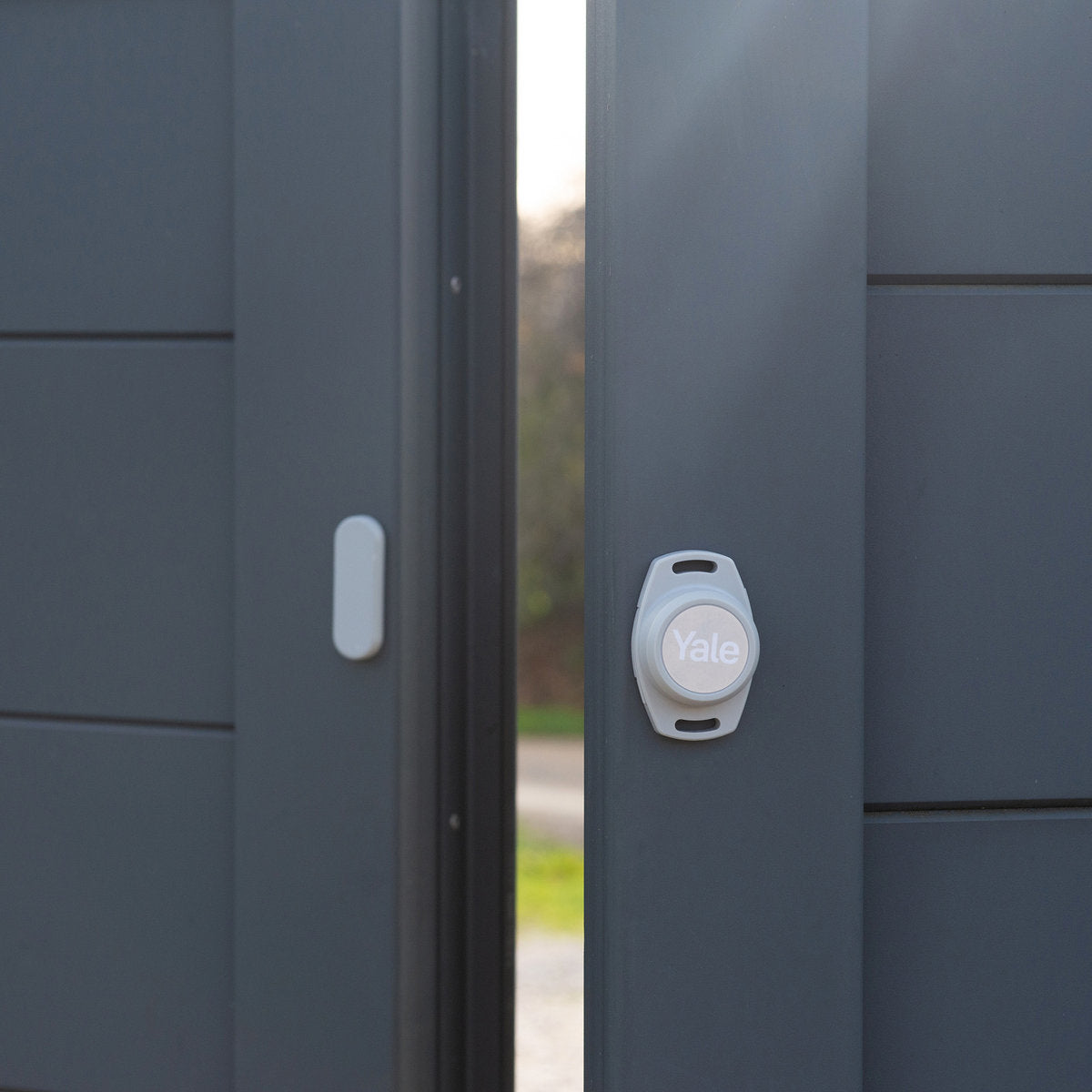 Yale Smart Positionssensor Garagentoröffner – kabellos, BT, 70×46×21 mm, Schwarz/Grau