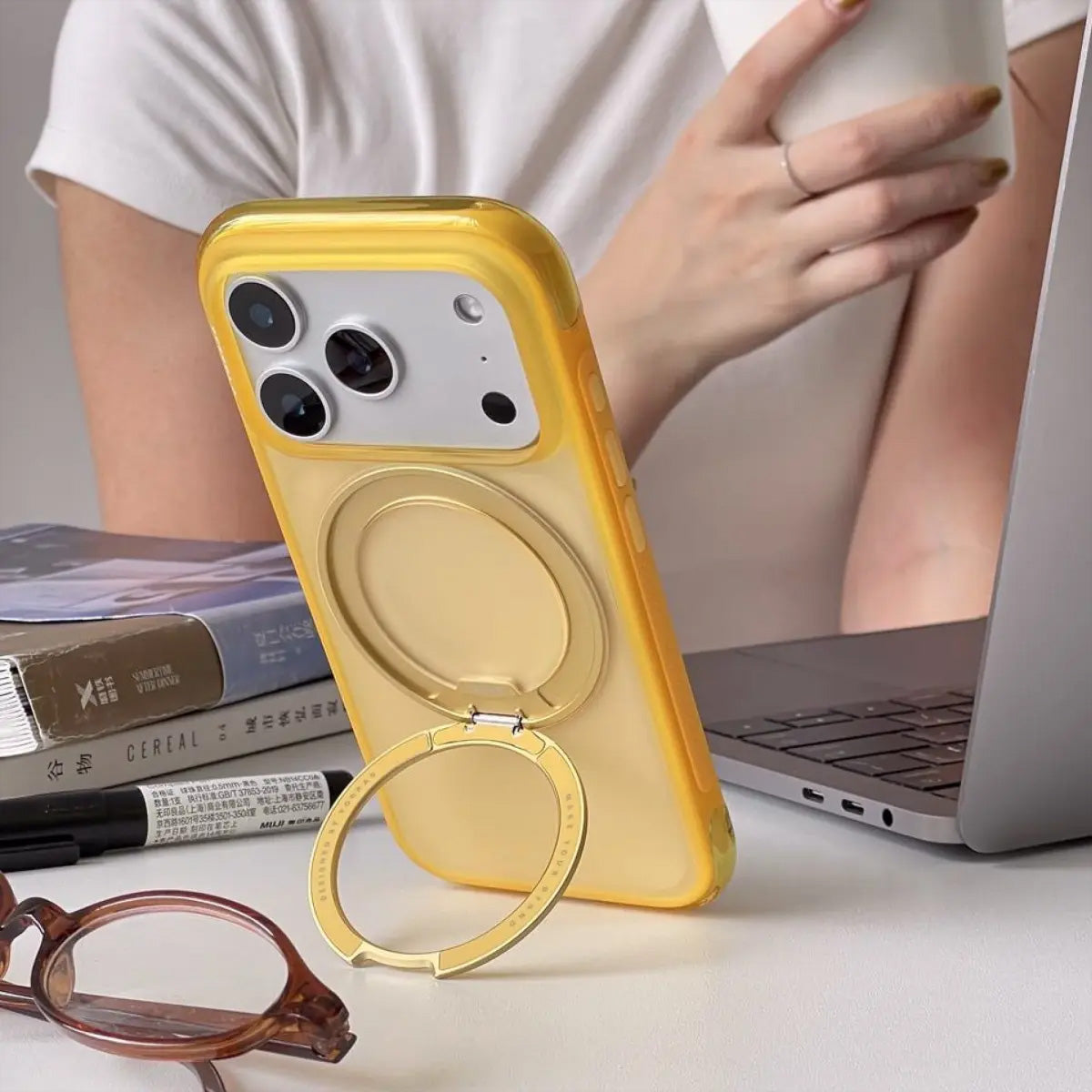 Torras Ostand R Air Backcover – für Apple iPhone 17 Pro Max, MagSafe, mit Ständer, PC+TPU, Gelb