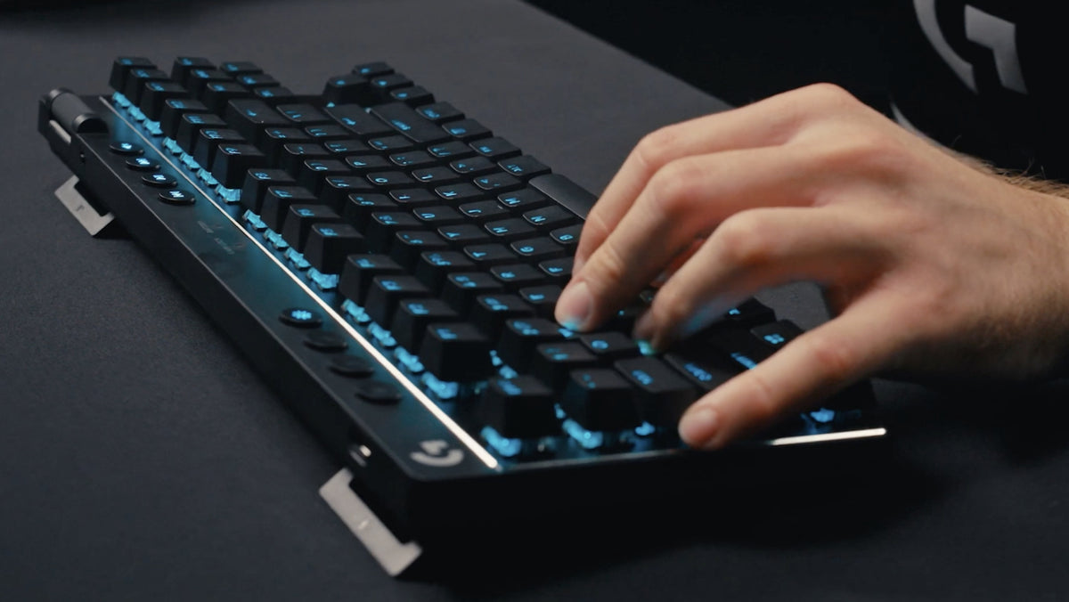 Logitech G PRO X TKL – Gaming-Tastatur – Mechanisch, RGB – Bluetooth & 2,4 GHz – QWERTY (Nordisch) – Magenta