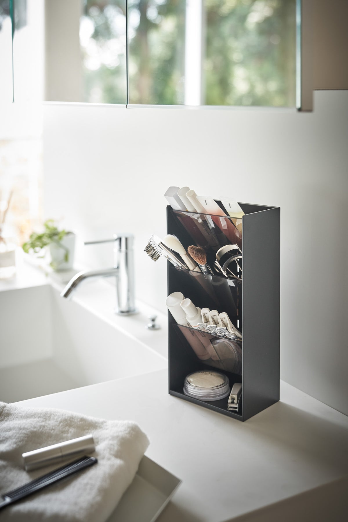 Yamazaki Aufbewahrungsbox (Bad) TOWER – 12×7,7×25 cm, ABS, Polycarbonat, Silikon, Tisch, Schwarz