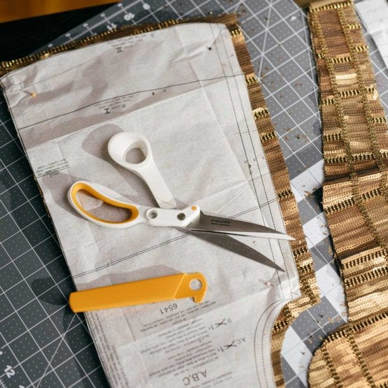Fiskars Universalschere Amplify RazorEdge soft – für Rechts- und Linkshänder, spitz, Metall, orange, weiss