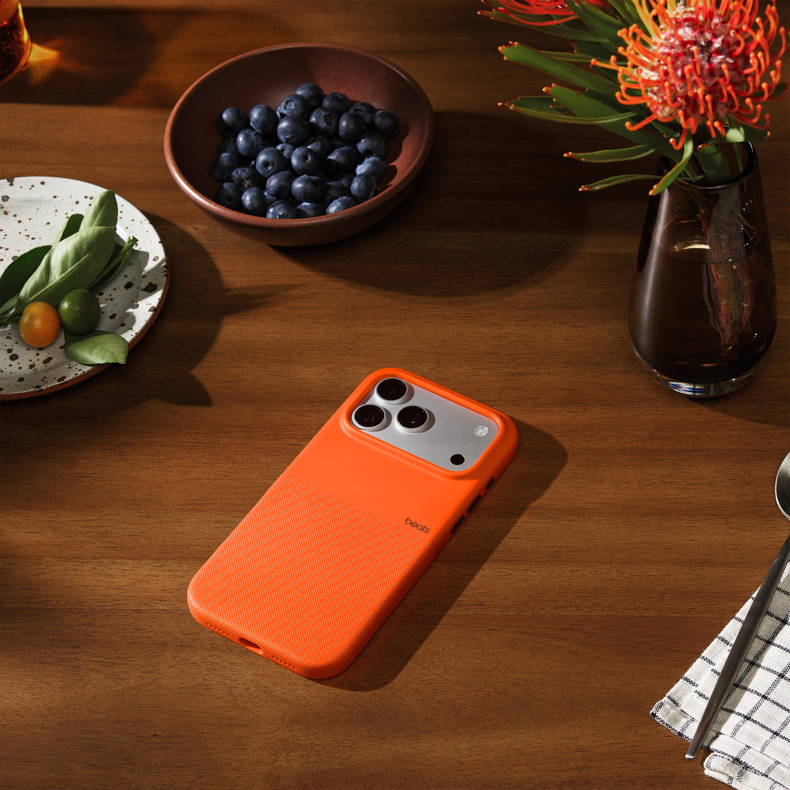 Apple Beats Rugged Backcover – für Apple iPhone 17 Pro Max, MagSafe, Mikrofaser+Polymer, Sierra Orange