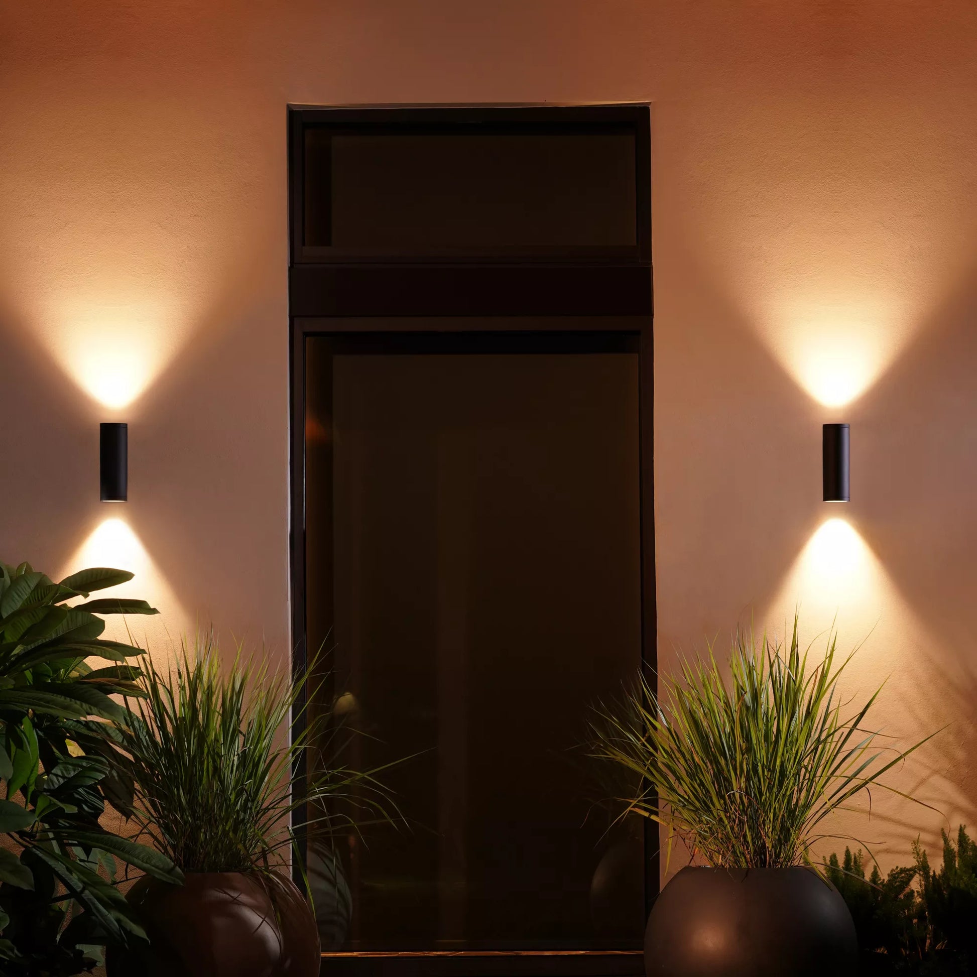 Philips by Signify Philips Hue Aussenwandleuchte – RGBW, 2000–6500 K – IP44 – Netzbetrieb – für Hue Bridge – Schwarz