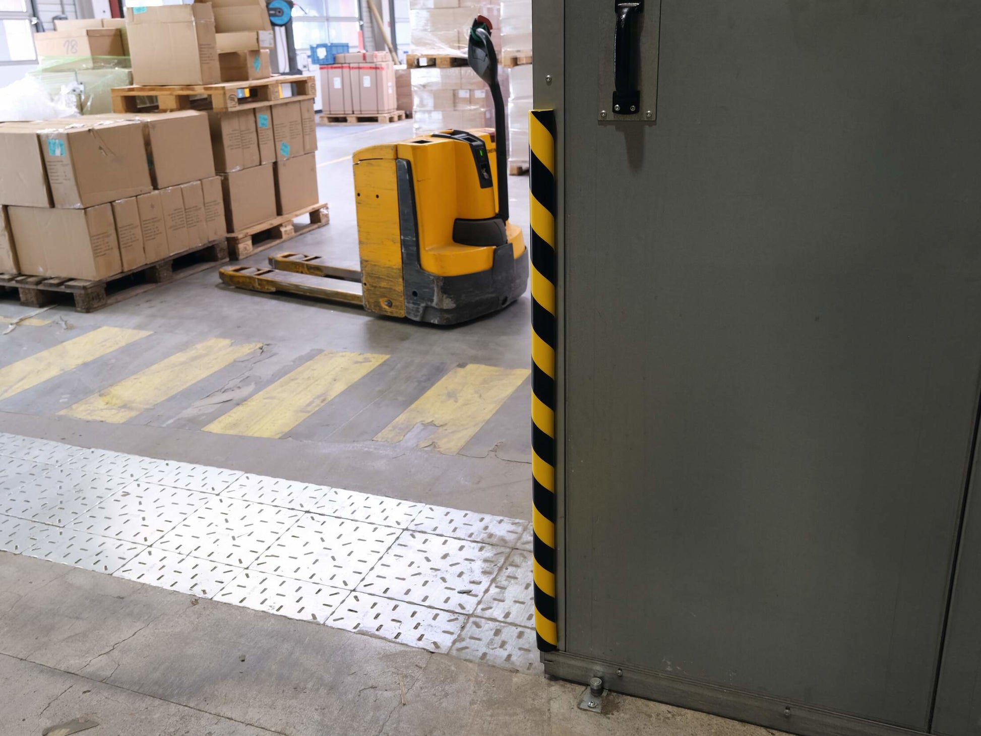 Durable Flächenschutzprofil S32R – 1 m, Kunststoff, Schwarz/Gelb, abgerundet, selbstklebend