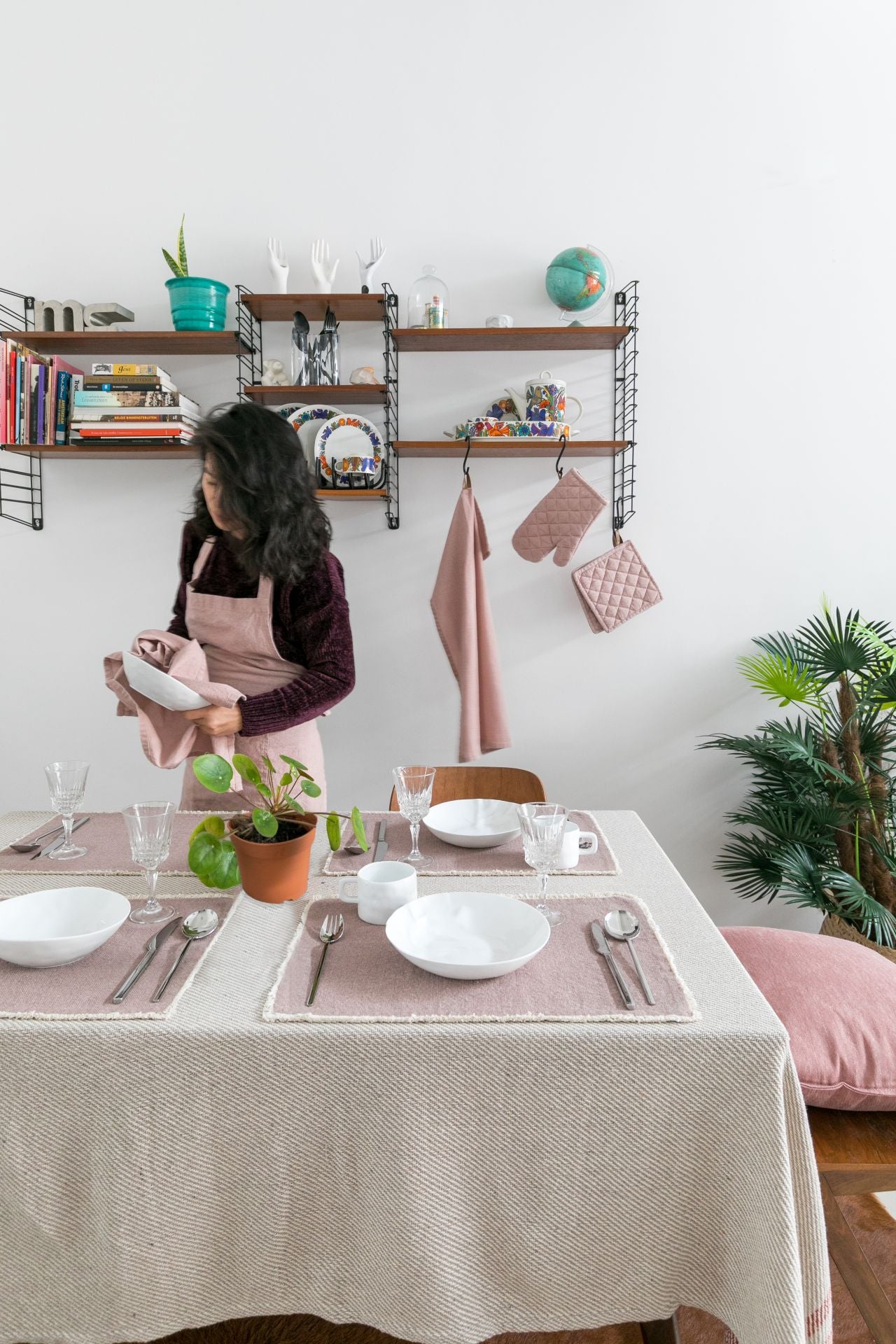 Tiseco Kochschürze Myrna – mit Tasche, maschinenwaschbar – Bio-Baumwolle – Rosa – 74 × 85 cm