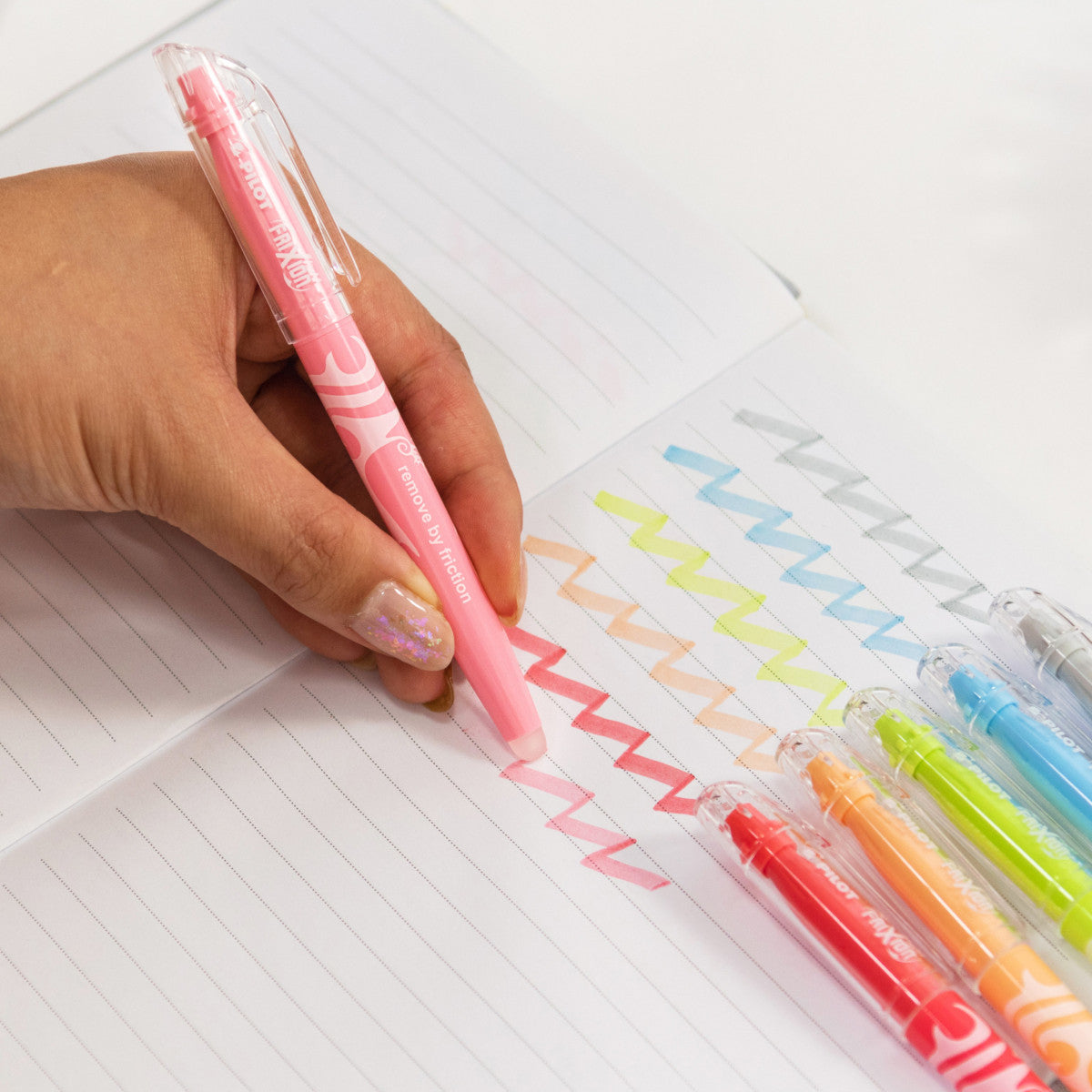 Pilot FriXion Light Textmarker Aprikose – Keilspitze, 3,3 mm, radierbar