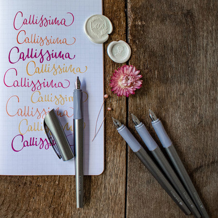 Schneider Schreibgeräte Schneider Callissima Kalligrafie Set – 1,1/1,5/1,8 mm – für Rechts- & Linkshänder – Anthrazit – Patronen