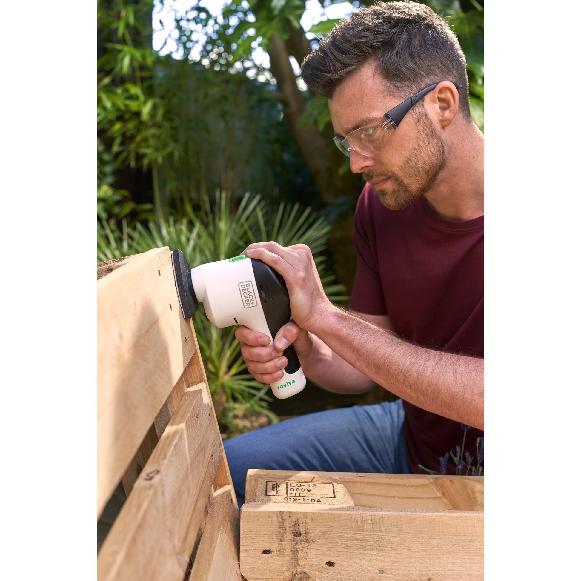 Black & Decker Akku-Deltaschleifer REVDS12C – 12 V – 92 × 92 mm – 1×1,5 Ah & Ladegerät – Klettfix-System