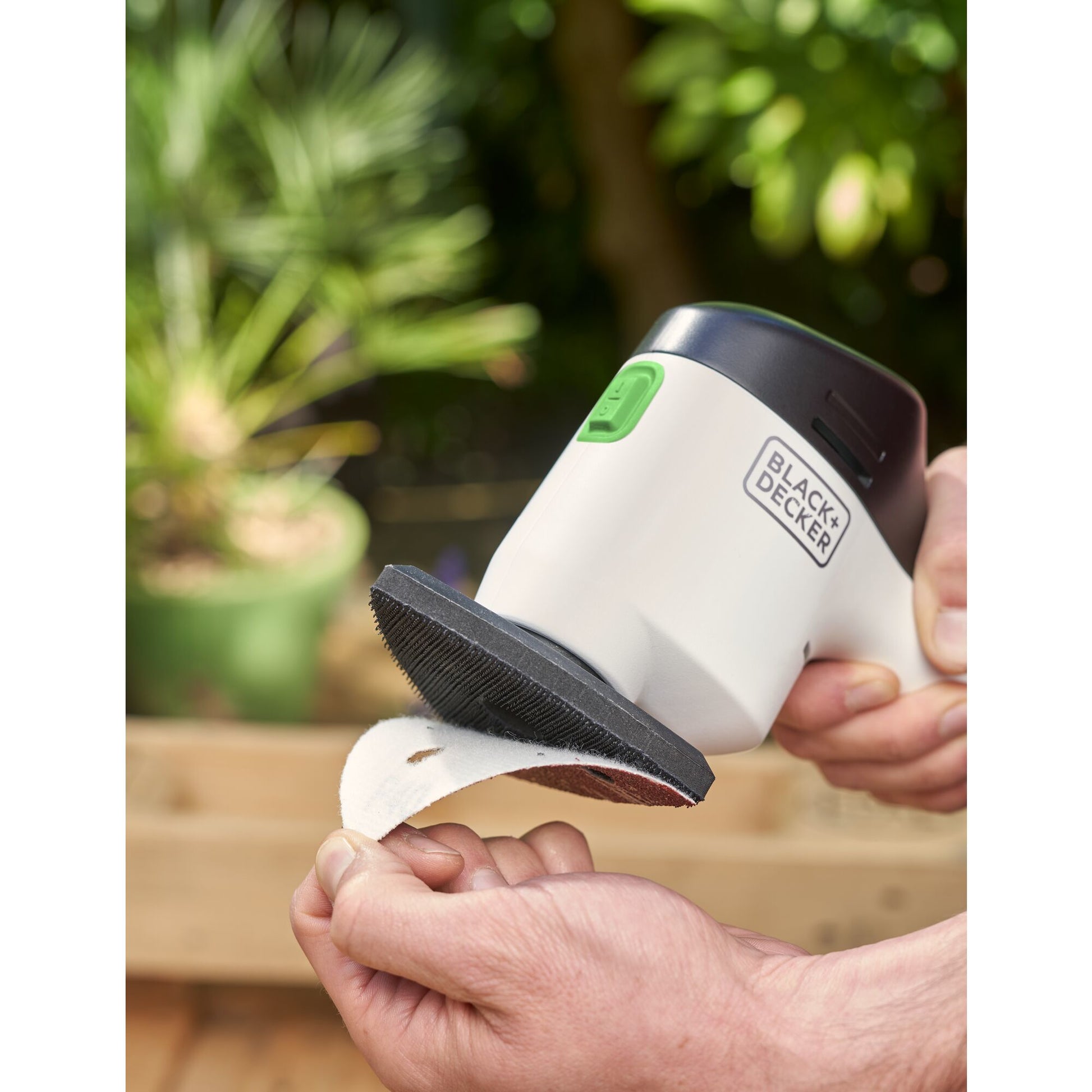 Black & Decker Akku-Deltaschleifer REVDS12C – 12 V – 92 × 92 mm – 1×1,5 Ah & Ladegerät – Klettfix-System