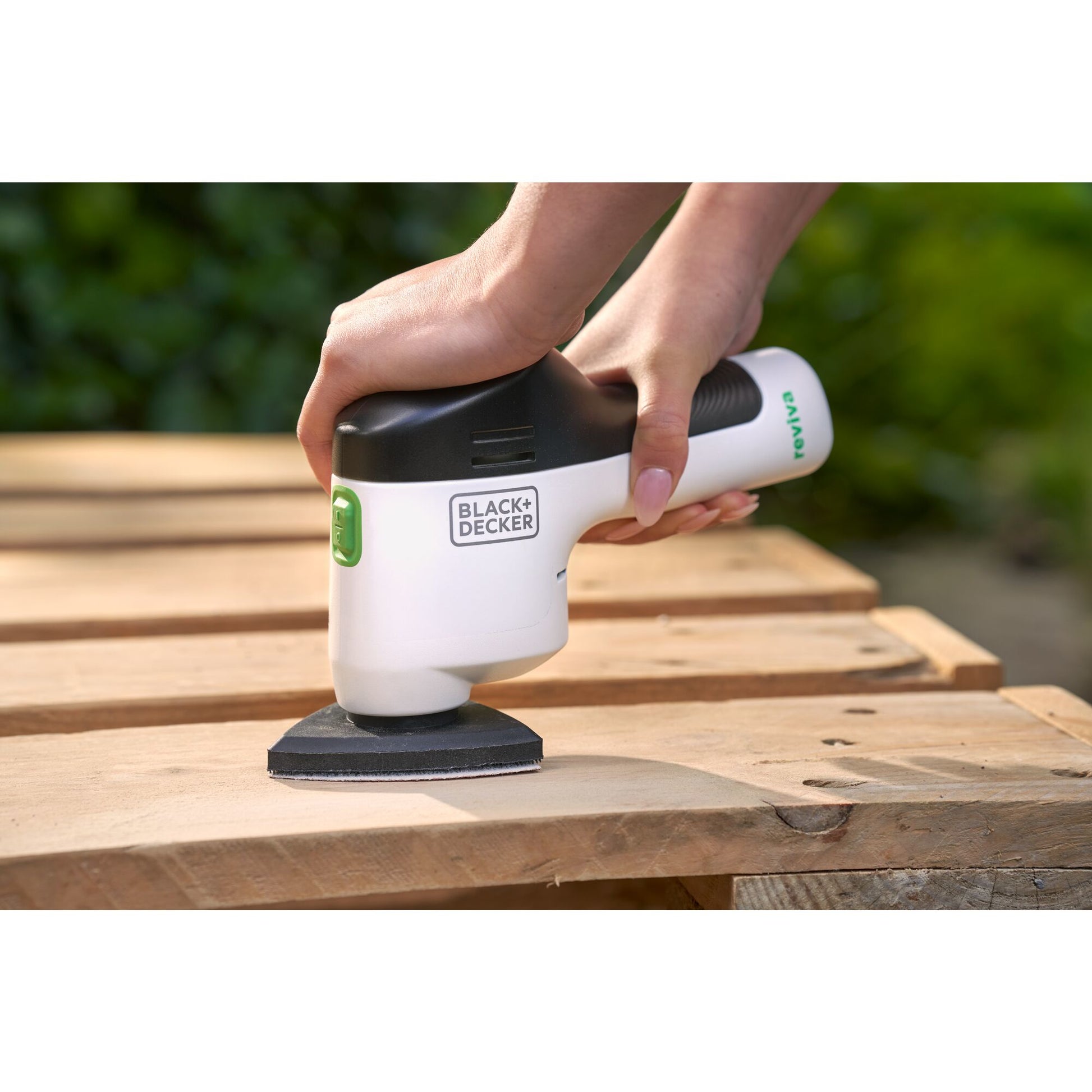 Black & Decker Akku-Deltaschleifer REVDS12C – 12 V – 92 × 92 mm – 1×1,5 Ah & Ladegerät – Klettfix-System