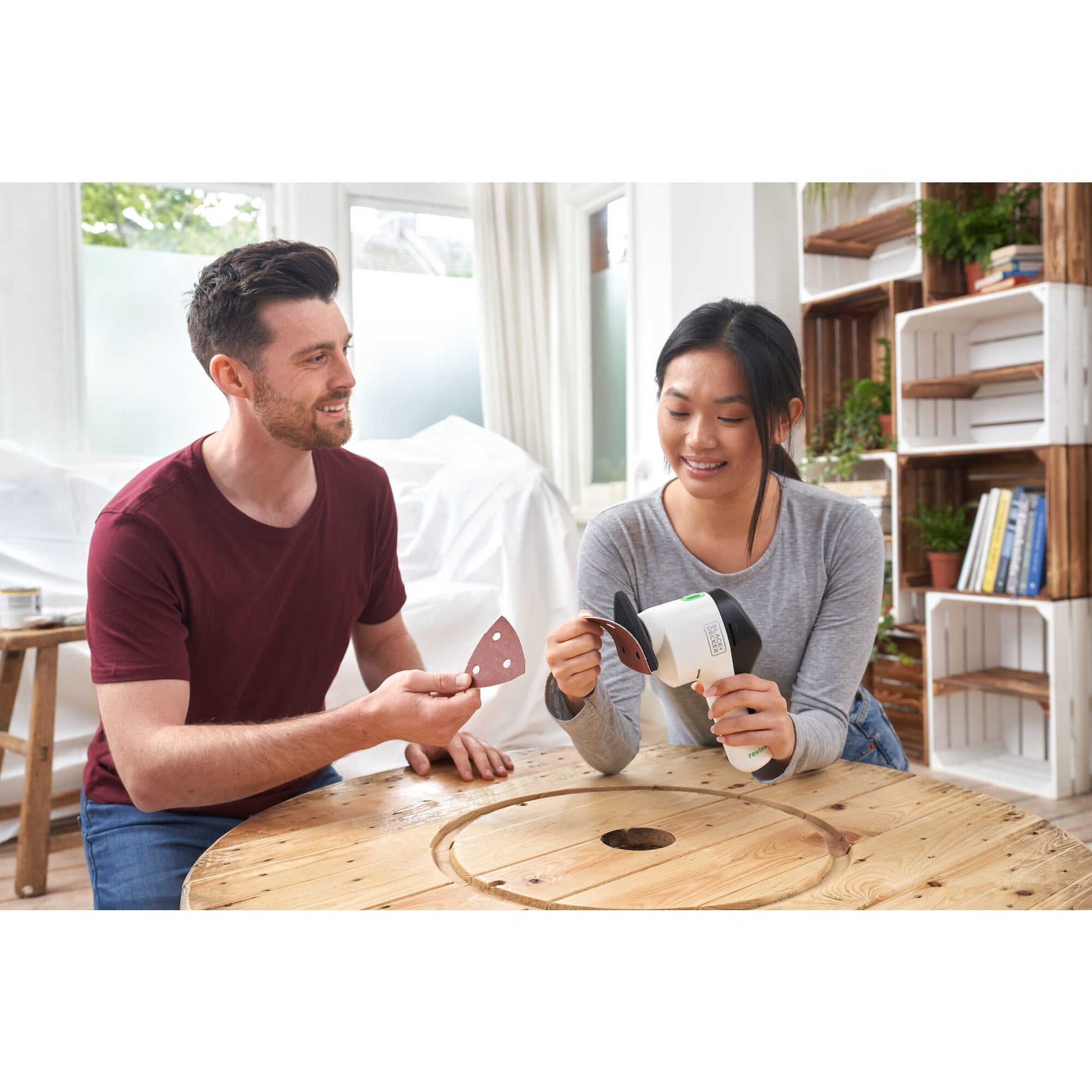 Black & Decker Akku-Deltaschleifer REVDS12C – 12 V – 92 × 92 mm – 1×1,5 Ah & Ladegerät – Klettfix-System