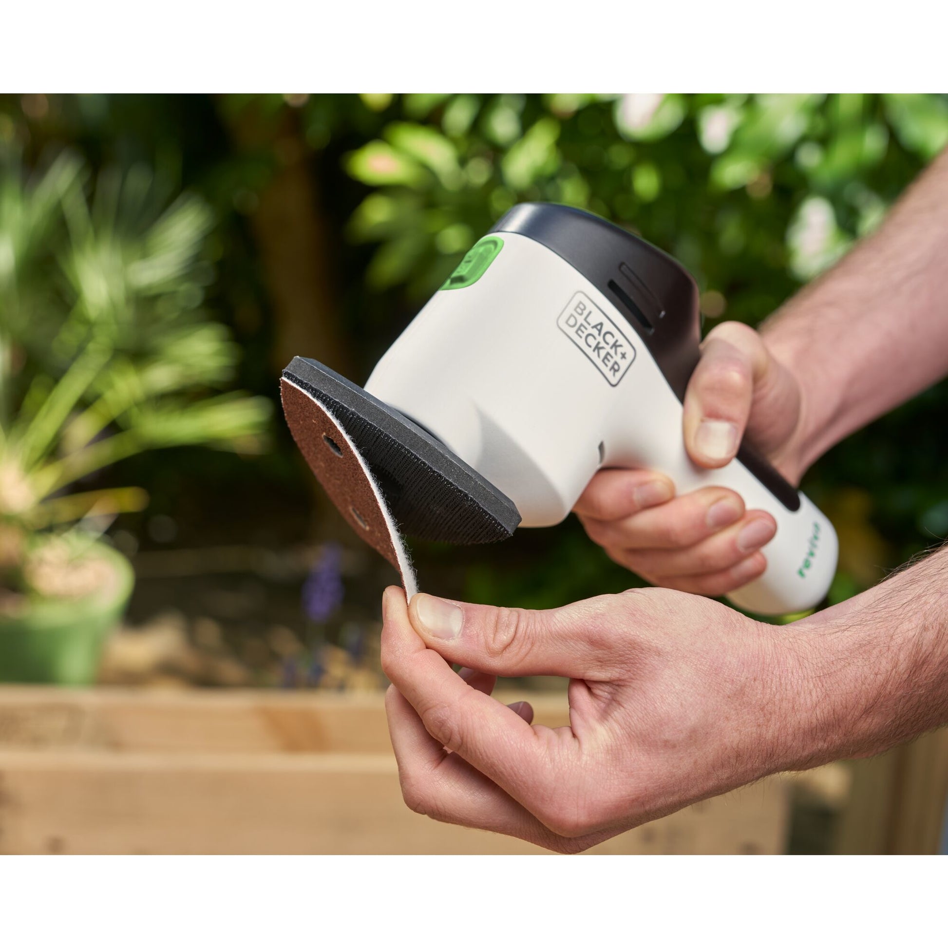 Black & Decker Akku-Deltaschleifer REVDS12C – 12 V – 92 × 92 mm – 1×1,5 Ah & Ladegerät – Klettfix-System
