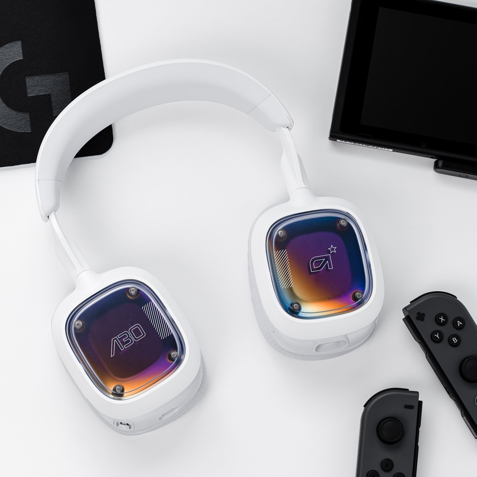 ASTRO Gaming A30 Gaming-Headset – Over-Ear, Stereo, Kabel + BT, mit USB-A-Dongle, Weiss