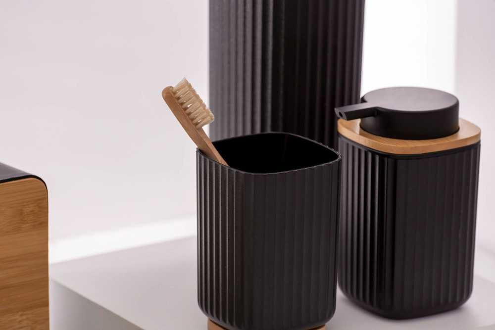 WENKO Zahnbürstenhalter Rotello – 8,6×8,6×11,1 cm, Bambus/Kunststoff, Schwarz/Holz