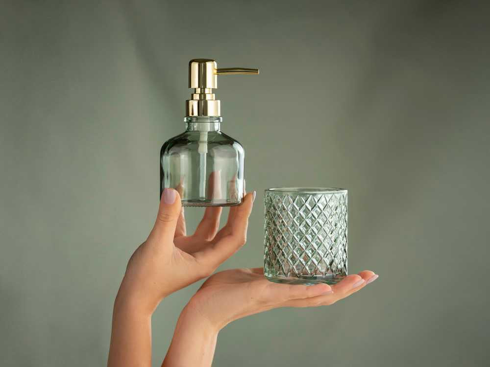 WENKO Zahnbürstenhalter Atessa – 7,5×7,5×10 cm, Glas, Mint
