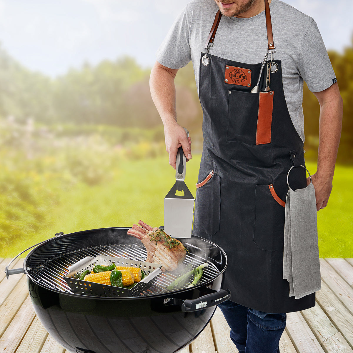 GEFU Schürze zum Grillieren – Baumwolle/Aluminium/Leder/Edelstahl, 65×90 cm – Schwarz, mit 2 Taschen