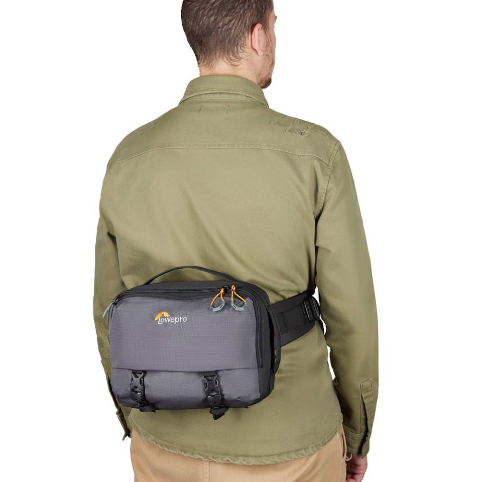 Lowepro Trekker Lite SLX 120 Fototasche – 6,5 l, Platz für 2 Objektive – für Kompakt- und Systemkameras – Grau