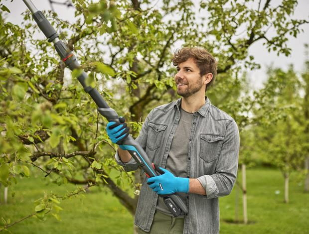 Gardena HighCut 250/18V Akku-Teleskop-Baumschere – 18 V – Max. Aststärke 28 mm – POWER FOR ALL