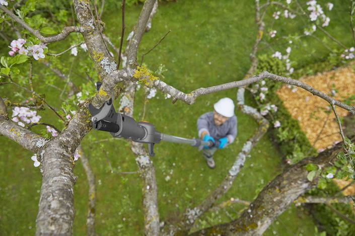 Gardena HighCut 360 Akku-Teleskop-Baumschere – 18 V – Max. Aststärke 28 mm – POWER FOR ALL