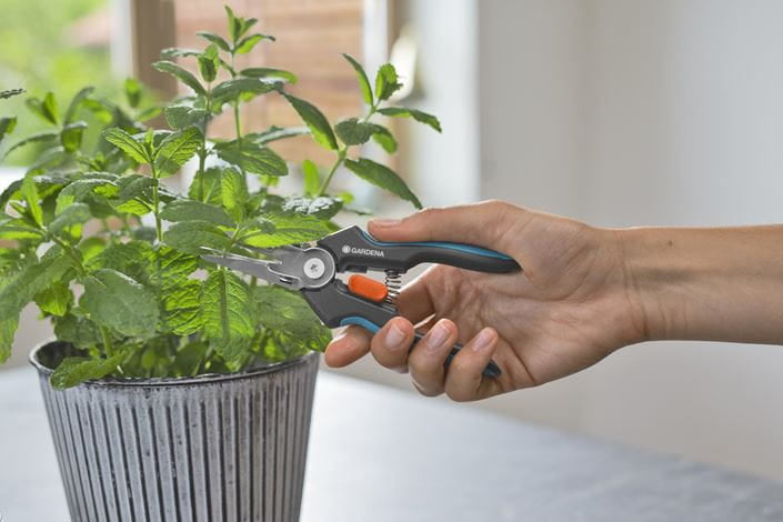 Gardena GripCut – Astschere, Schnittbreite 45 mm, Kunststoffgriff, Edelstahlklingen, Sicherheitssperre