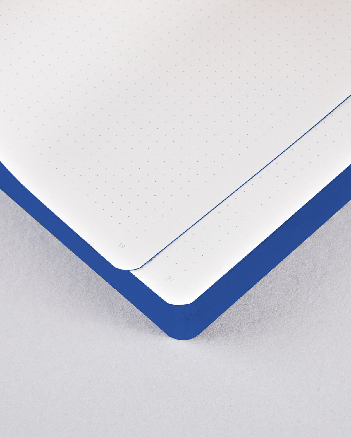 nuuna Notizbuch – A5 – 256 Seiten – 120 g/m² – Softcover, Kunstleder, nummeriert, schwarz, blau, weiss