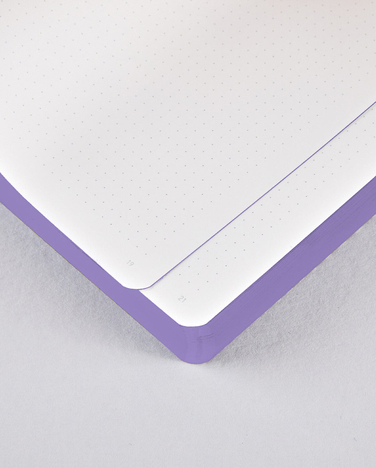 nuuna Notizbuch – 165 × 220 mm – 120 g/m² – Softcover, nummerierte Seiten – schwarz/violett