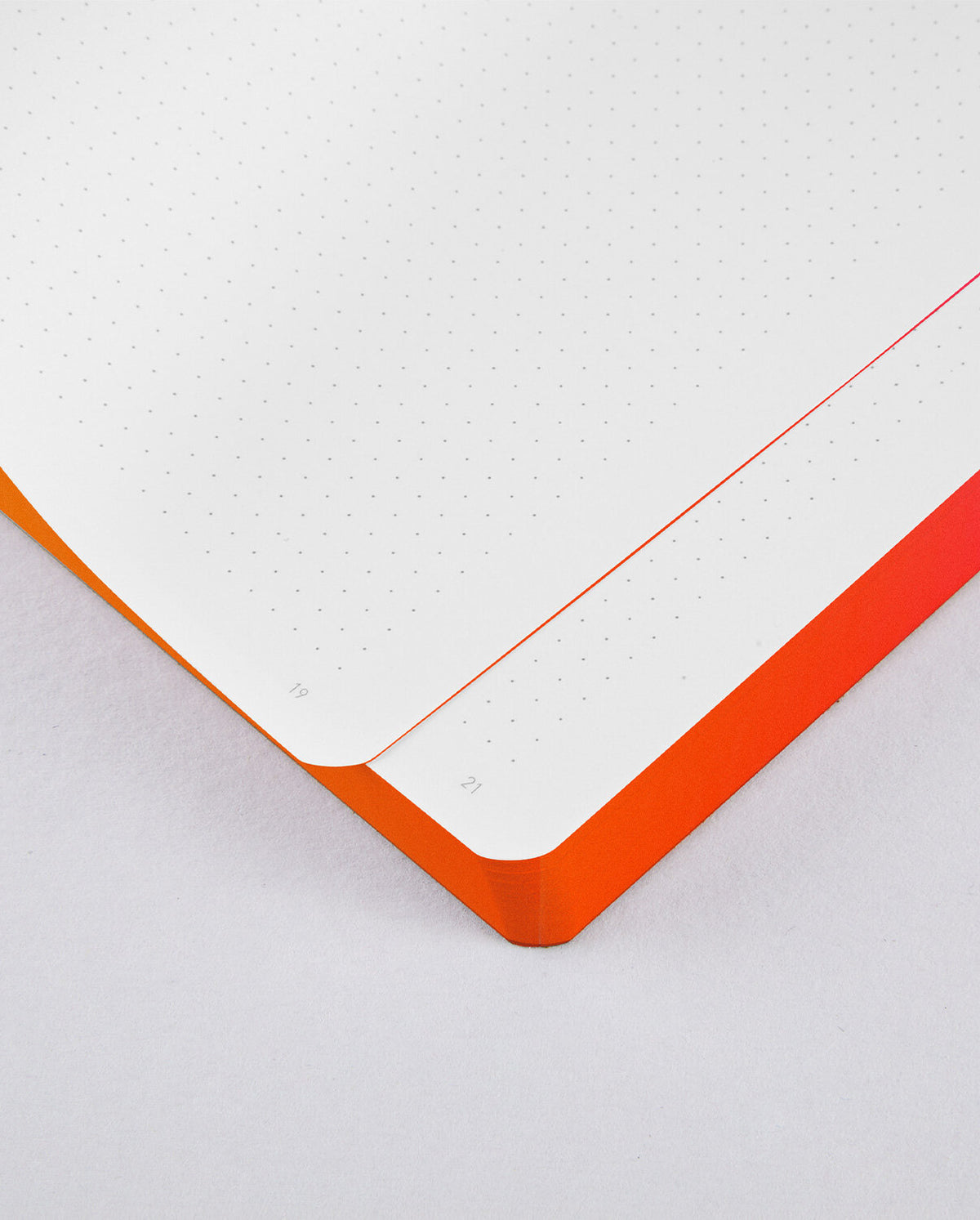 nuuna Notizbuch – 165 × 220 mm – 176 Seiten – 120 g/m² – Softcover, nummeriert, Fadenheftung, orange/pink/weiß