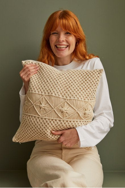 DMC Gift of Stich – Makramee-Set – Kissen – 40 × 40 cm – 8-teilig – Baumwolle/Polyester – Beige