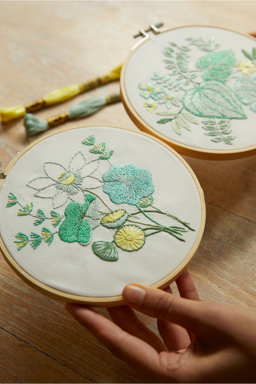 DMC Mindful Making – Stick-Set – Wasserpflanzen – Bambus-Strickrahmen mit Garn