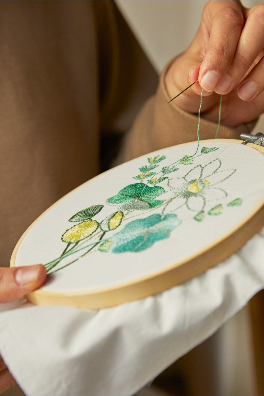 DMC Mindful Making – Stick-Set – Wasserpflanzen – Bambus-Strickrahmen mit Garn