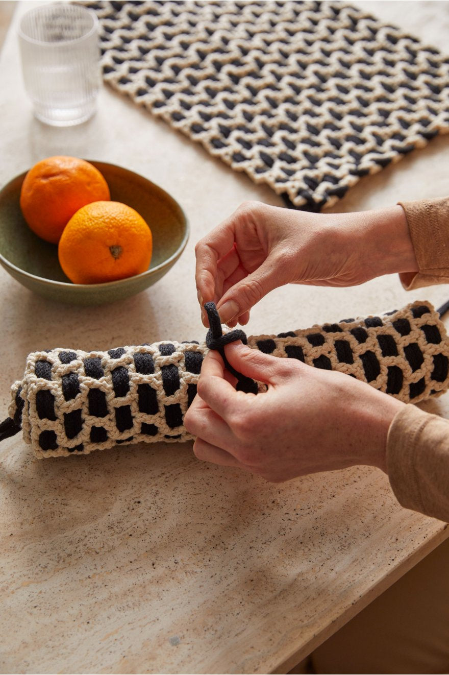 DMC Gift of Stich Häkelset 8 Stk. – 45 cm×30 cm, Dunkelbraun
