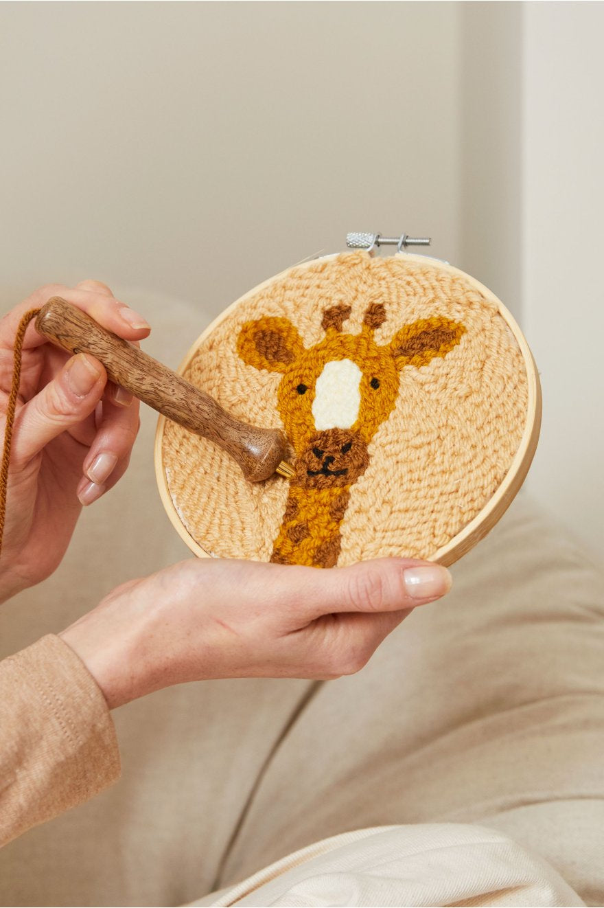 DMC Bastelset (Stick-/Punch-Nadel) – Giraffe Georg – Ø 15,7 cm – 10-teilig
