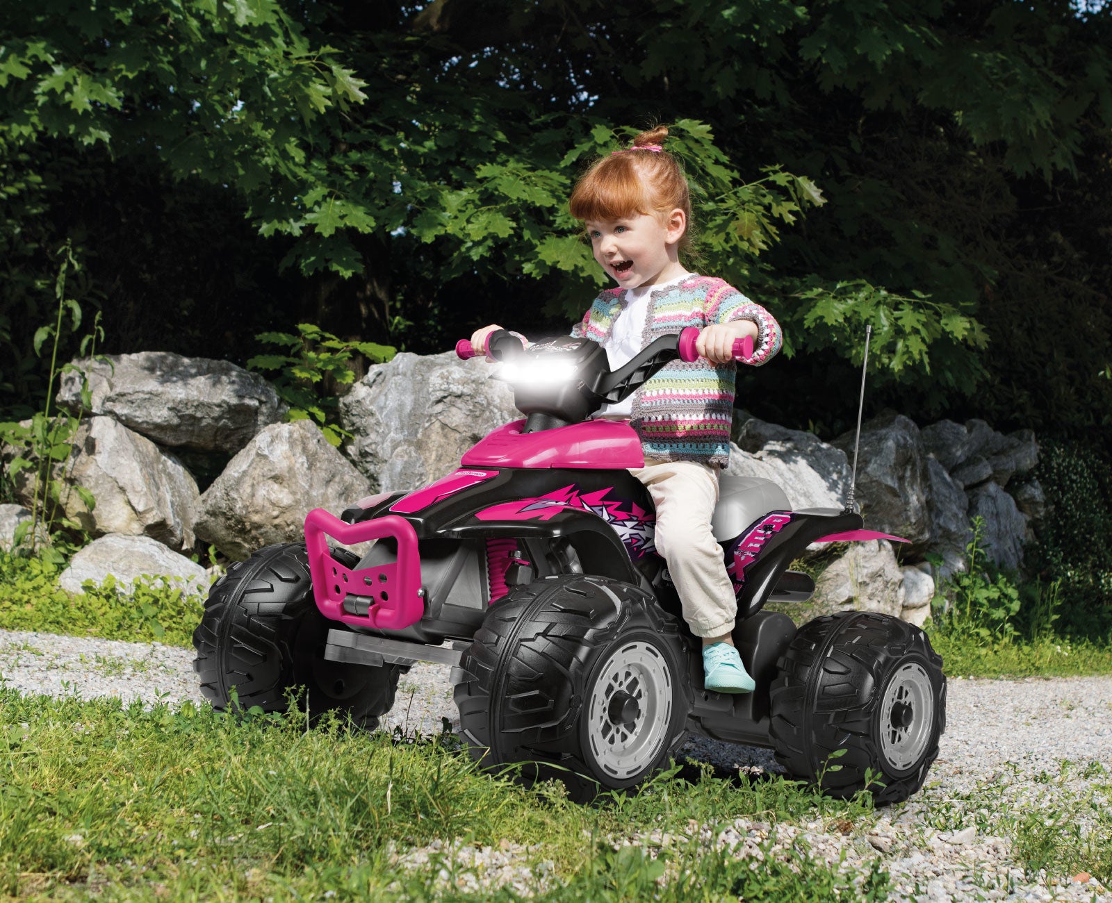 Peg Perego Aufsitz-Quad – 12 V, 6,7 km/h, 40 kg – 64,5 × 99,5 × 65,5 cm – ab 3 Jahren – schwarz/pink