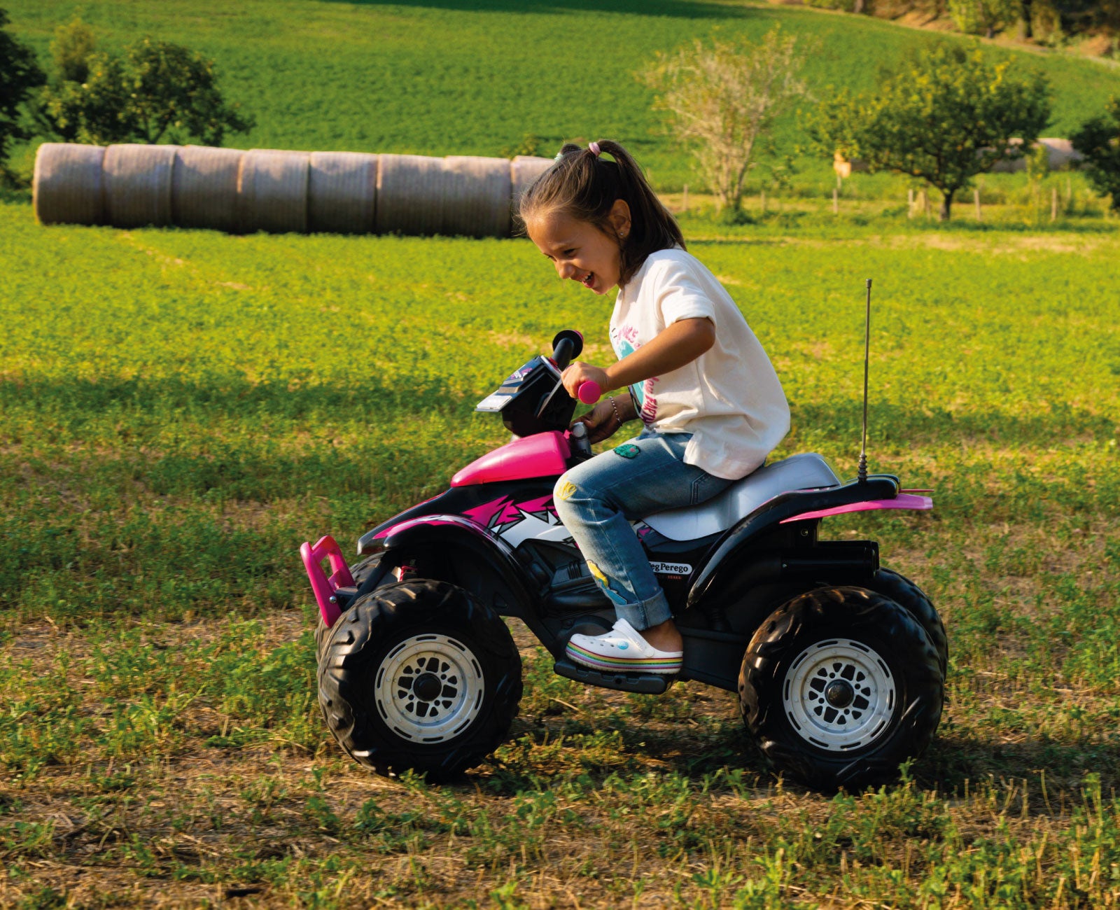 Peg Perego Aufsitz-Quad – 12 V, 6,7 km/h, 40 kg – 64,5 × 99,5 × 65,5 cm – ab 3 Jahren – schwarz/pink