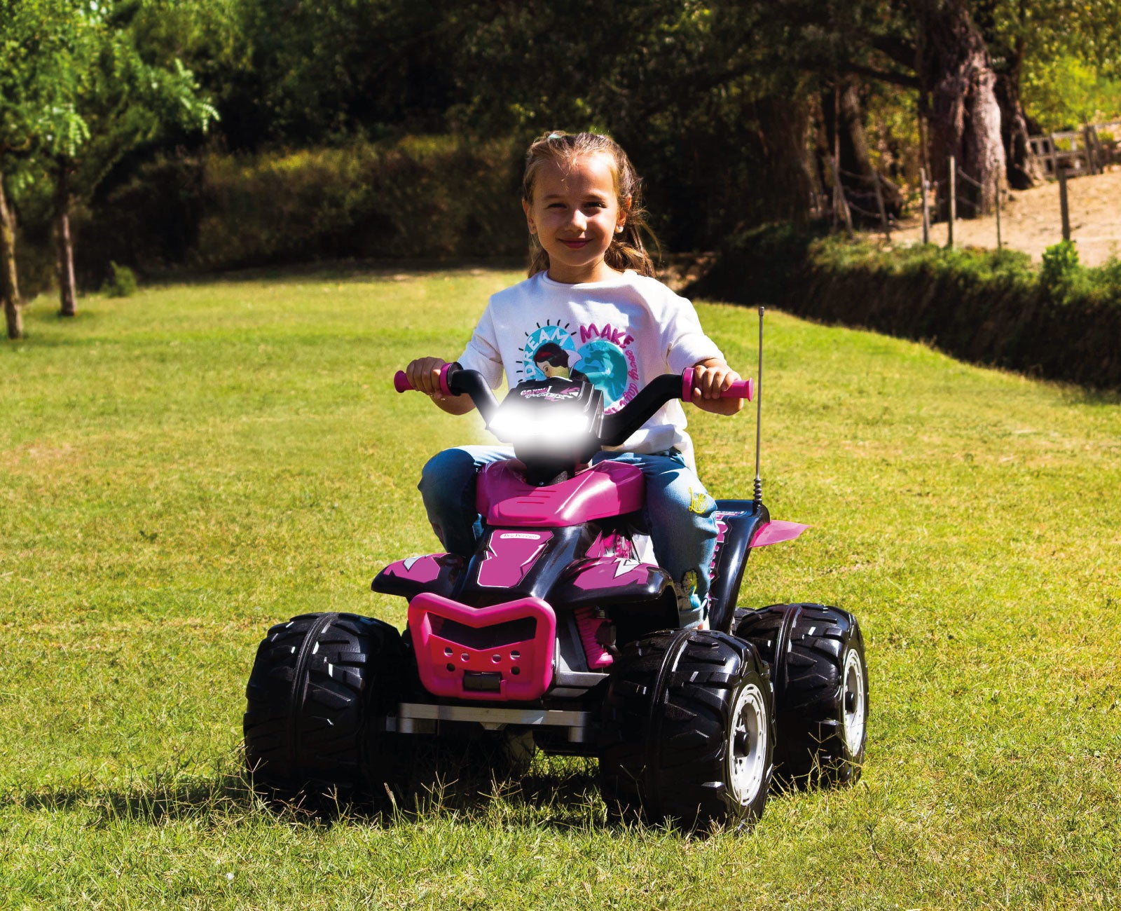 Peg Perego Aufsitz-Quad – 12 V, 6,7 km/h, 40 kg – 64,5 × 99,5 × 65,5 cm – ab 3 Jahren – schwarz/pink