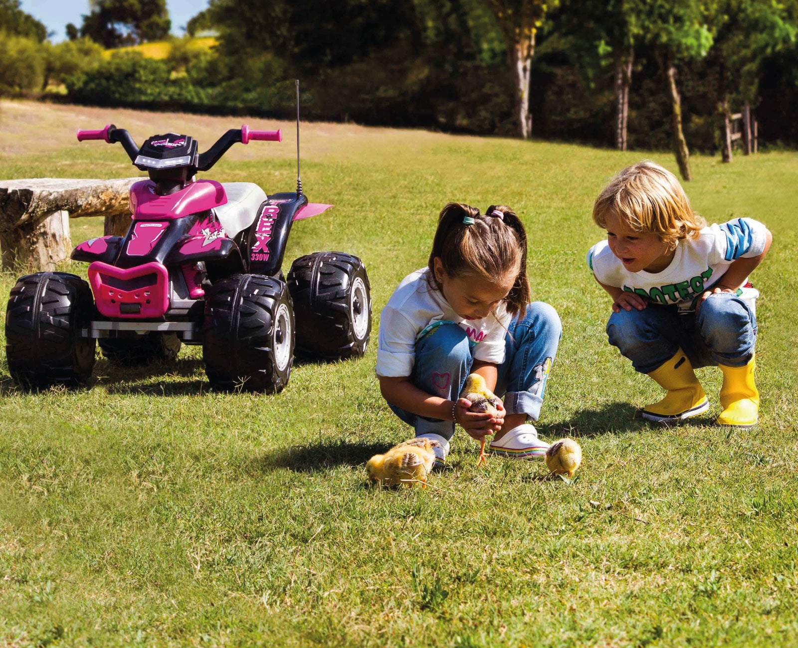 Peg Perego Aufsitz-Quad – 12 V, 6,7 km/h, 40 kg – 64,5 × 99,5 × 65,5 cm – ab 3 Jahren – schwarz/pink