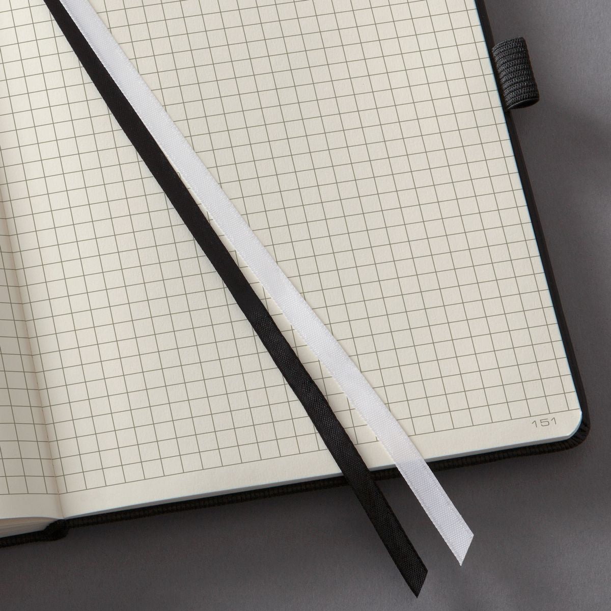 Sigel Notizbuch Conceptum, 225 × 315 mm, kariert, Fadenheftung, Hardcover, 194 Seiten, 80 g/m² – schwarz