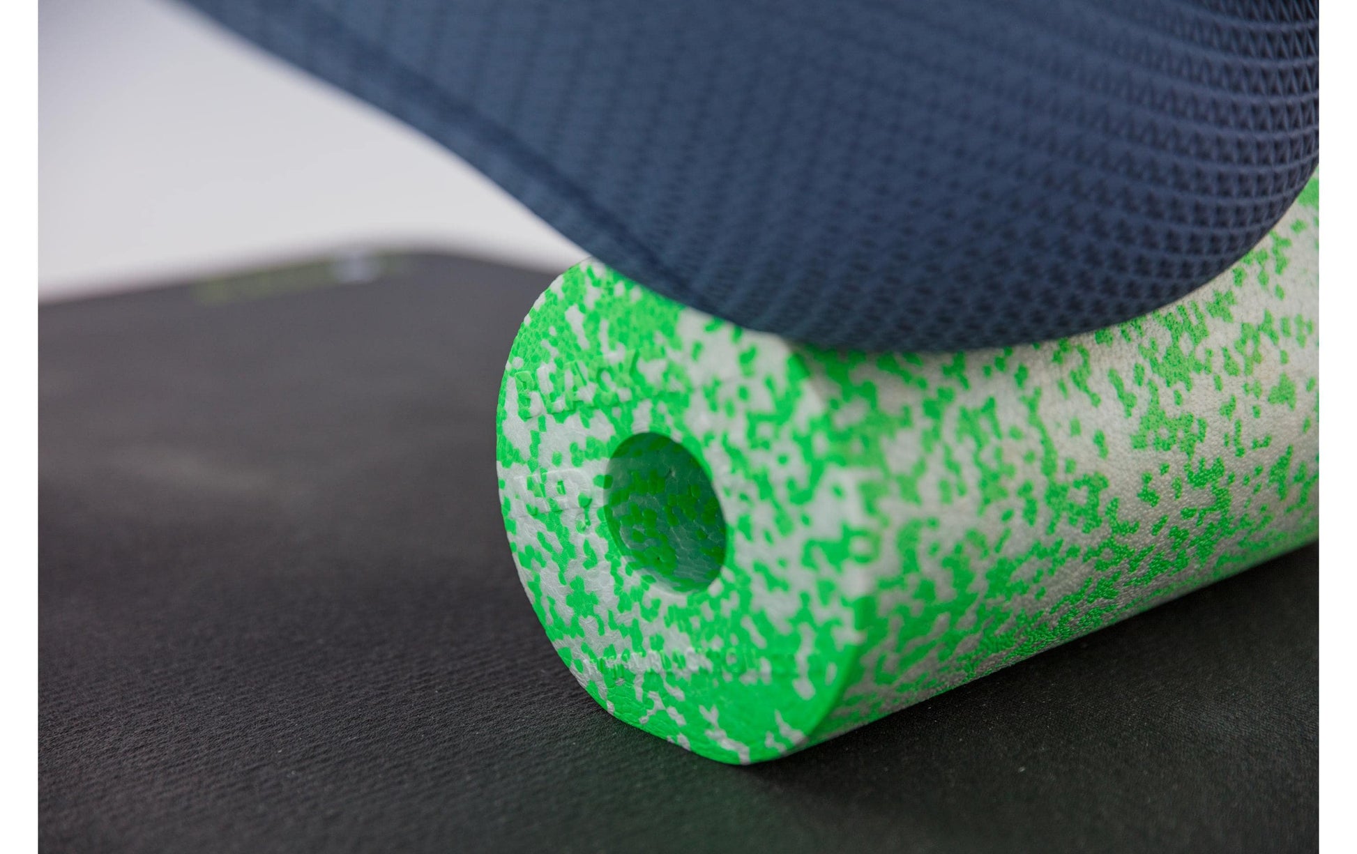Blackroll Massagerolle Med – sehr weich, 30 × 15 cm – hellgrün/weiß