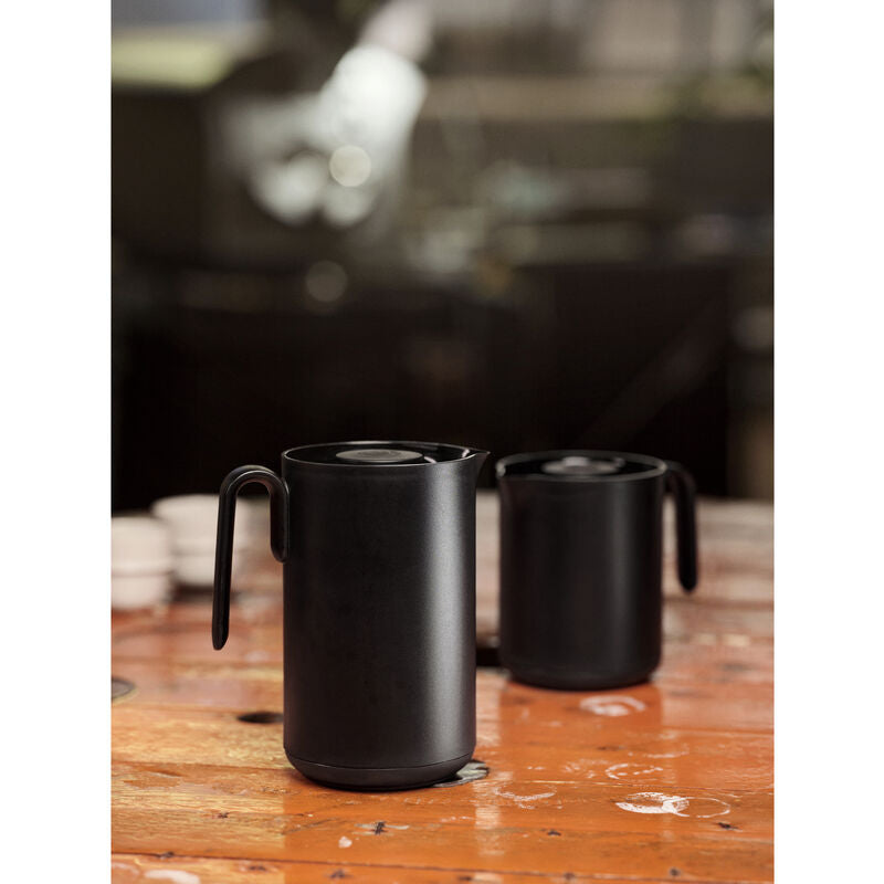 Zone Denmark Thermoskanne – 0,6 l, Ø 13,2 cm, H 17,0 cm, Kunststoff/Glas, Schwarz, Knopfdruckverschluss