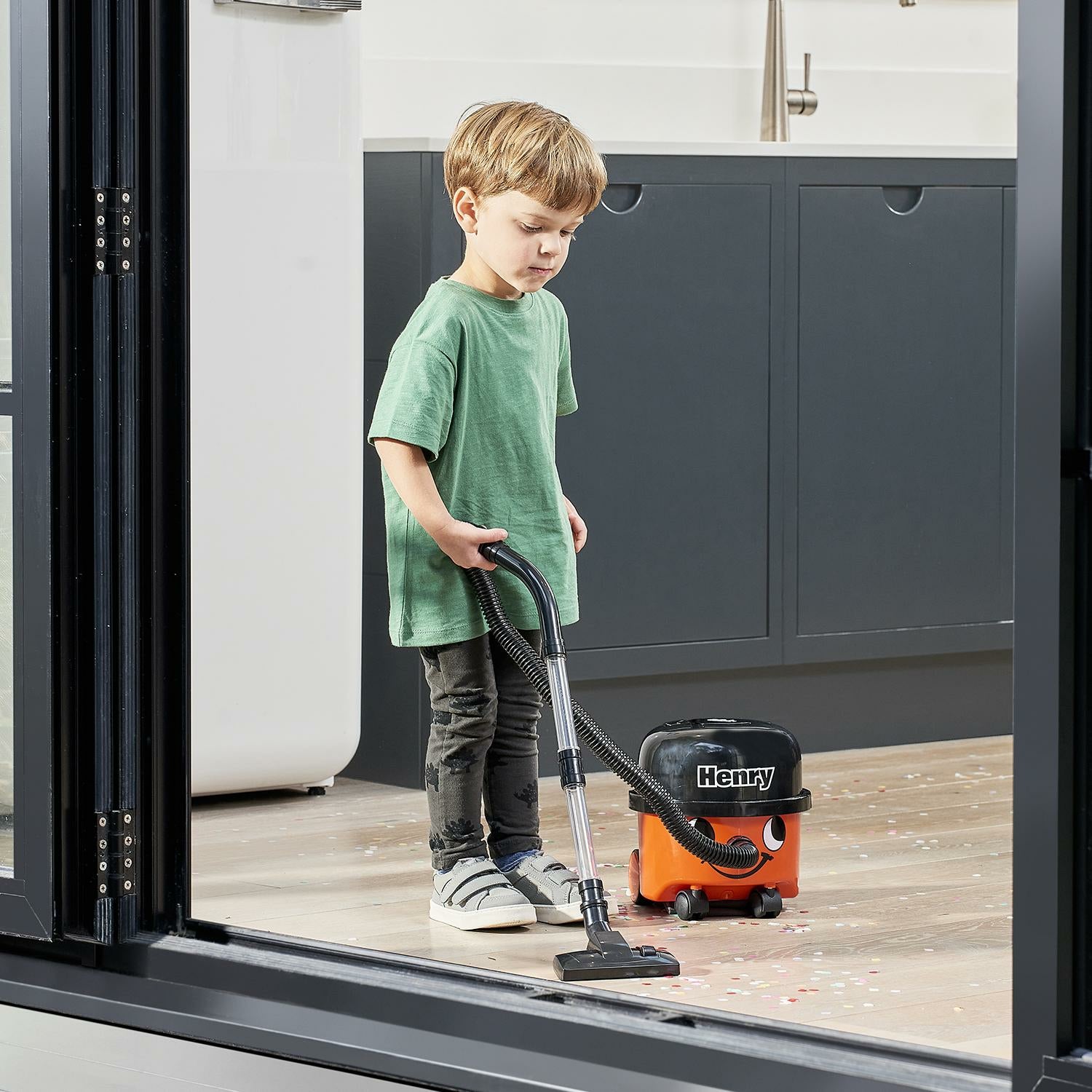 Casdon Henry Spielzeug-Staubsauger – Batteriebetrieben, 4× C – 21,3 × 22,0 × 22,5 cm – ab 3 Jahren