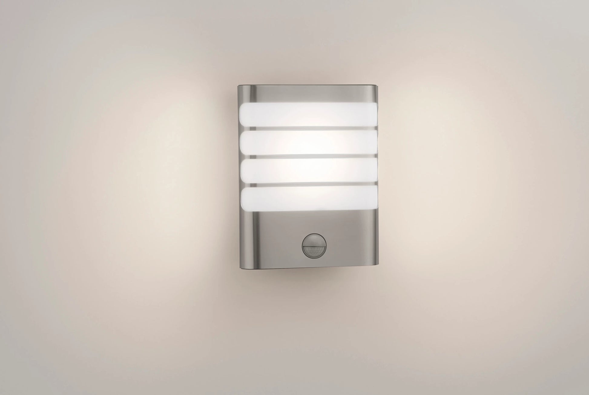 Philips by Signify Philips Aussenwandleuchte – 400 lm, 4 W, Warmweiss, IP44 – mit Bewegungsmelder