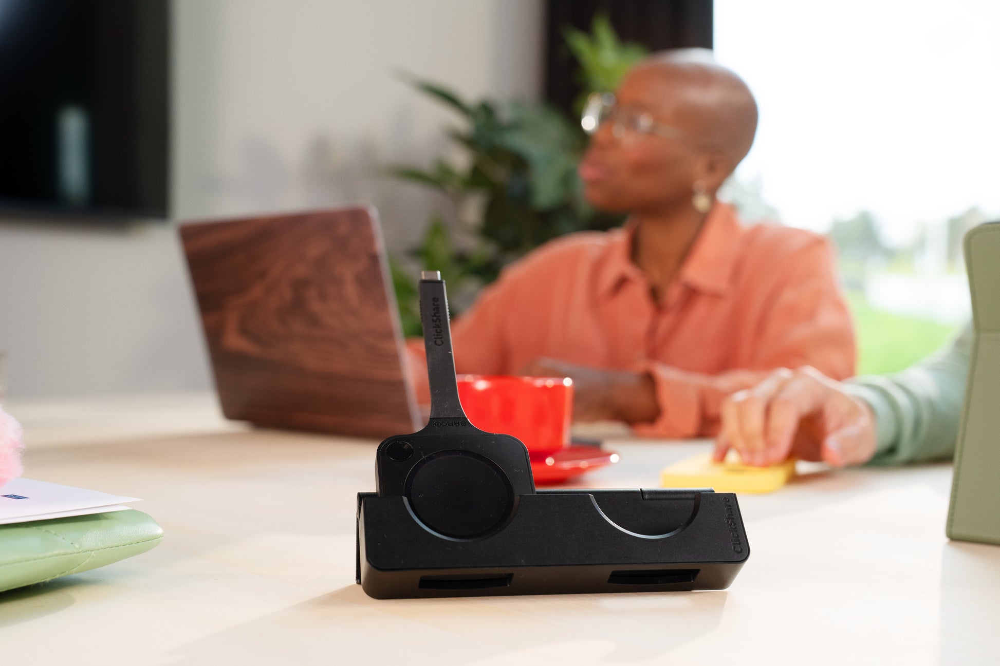 Barco ClickShare Hub Pro Video – Drahtloses Präsentationssystem – 5K, 2× Button, HDMI, Schwarz