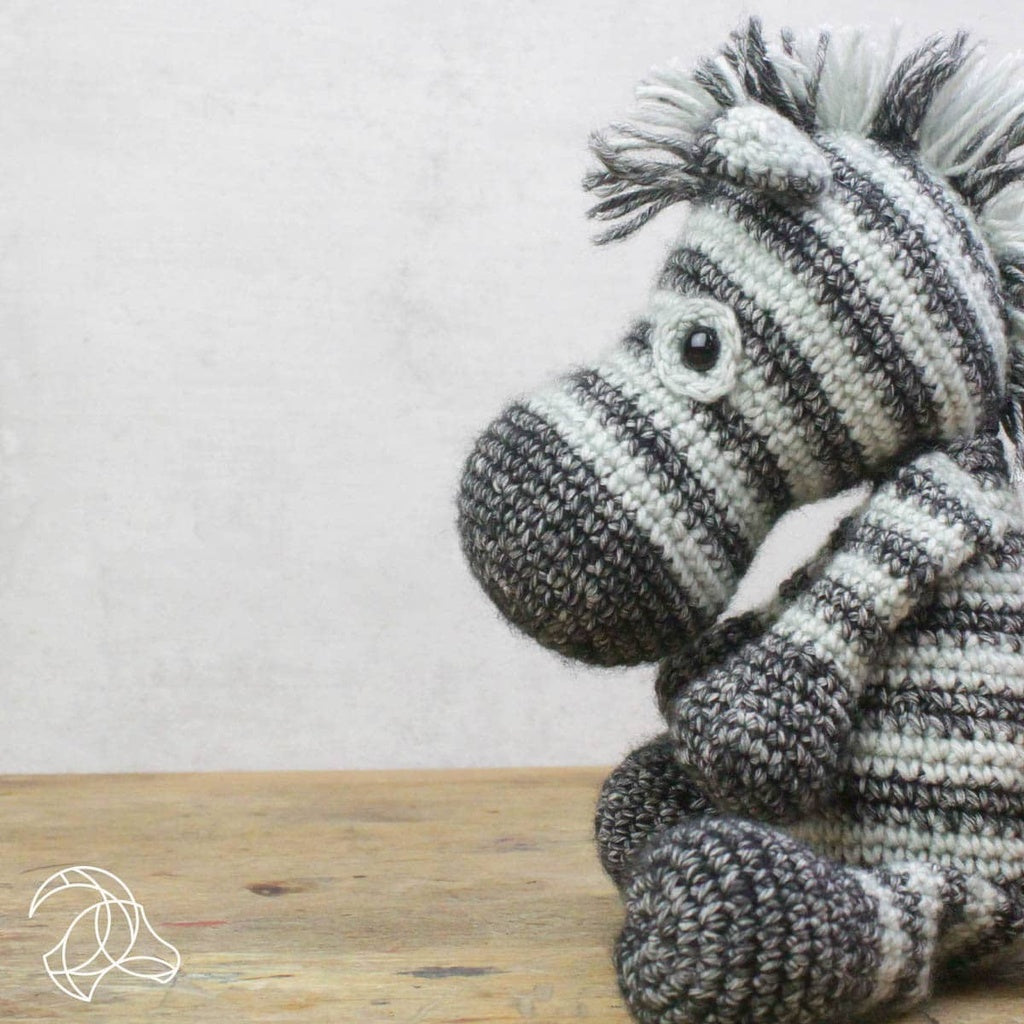Hardicraft Häkelset Zebra Dirk – 20 cm, Grau