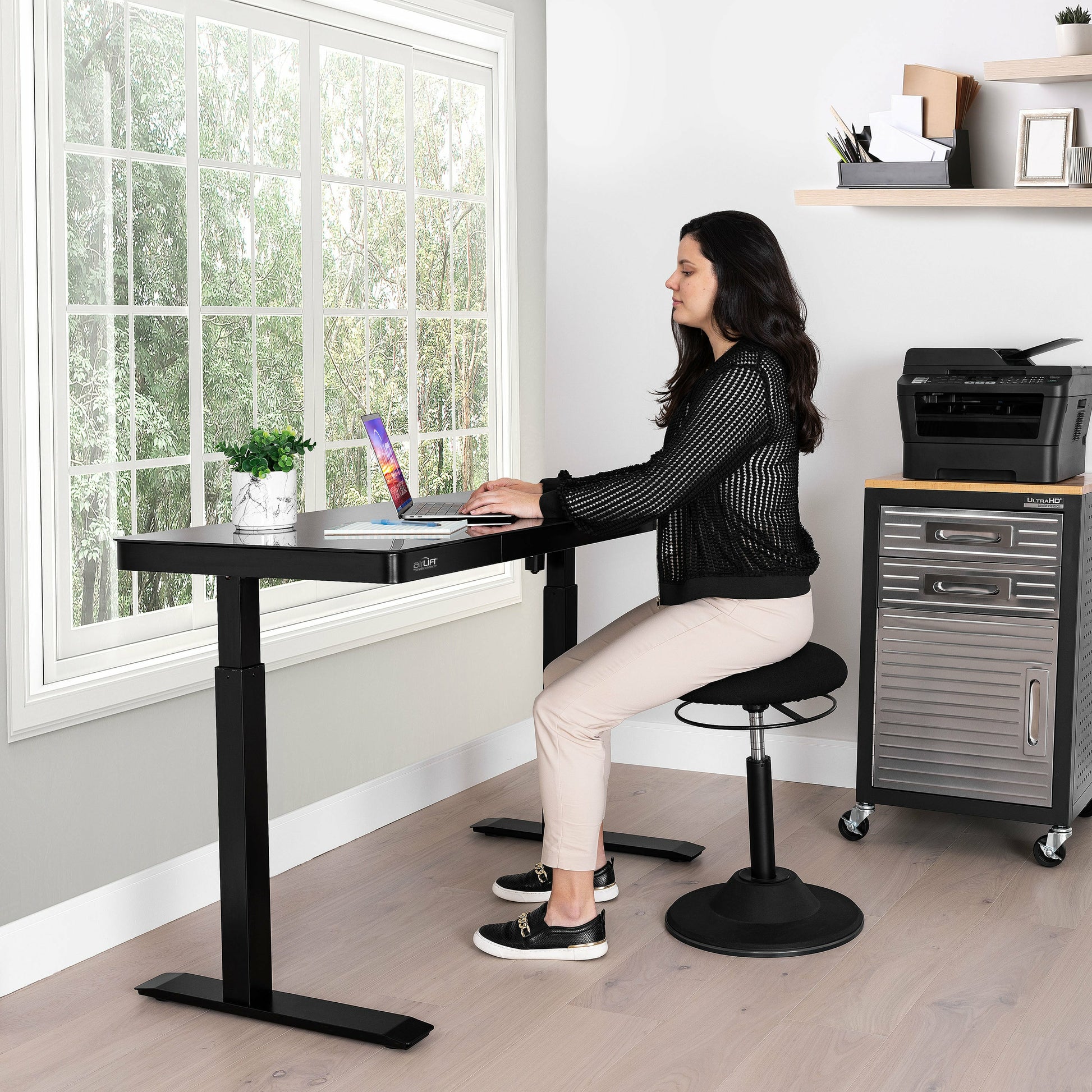Seville Classics Airlift Steh-/Sitz-Tisch – 121,9 × 61 cm, Schwarz, Stahl