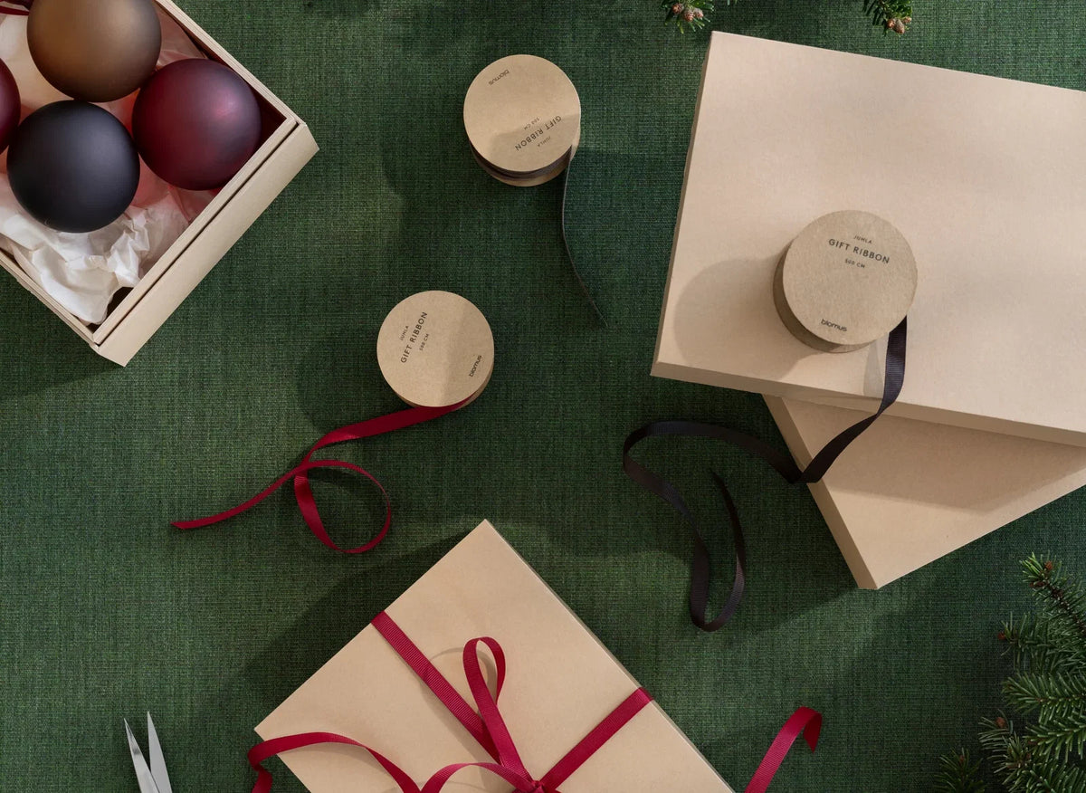 Blomus Weihnachtskugel – Ø 9 cm, 2-teilig – Glas & Polyester, grau